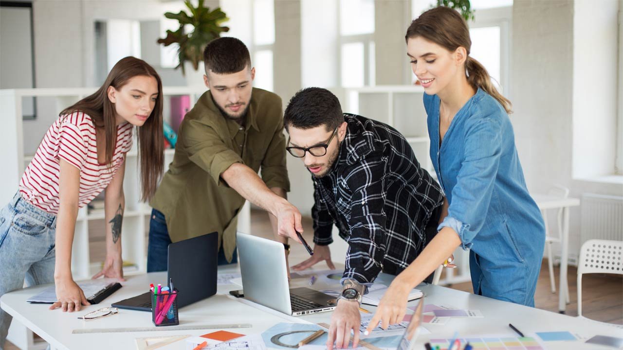 Teamwork am Laptop im Büro