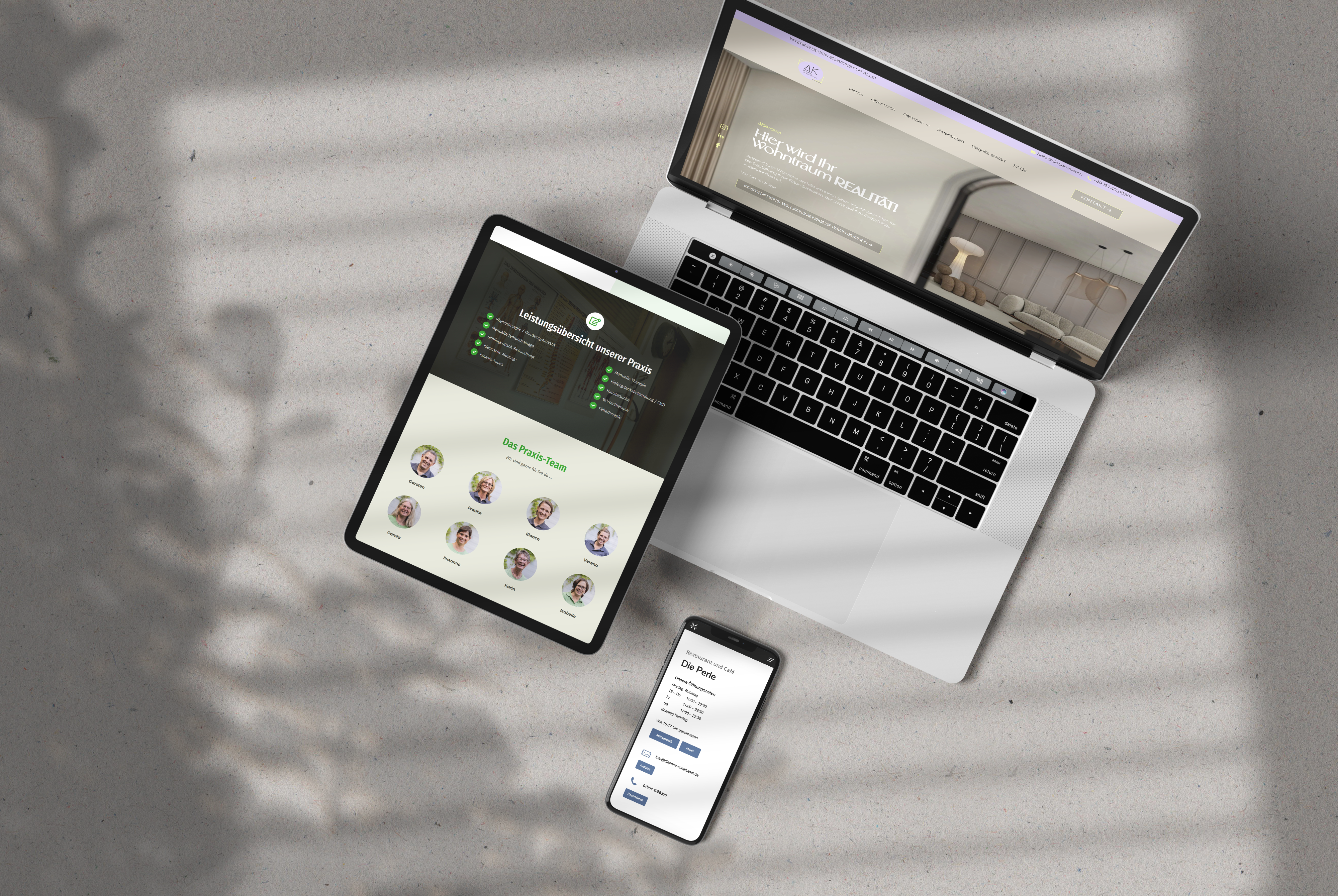 Laptop, Tablet und Smartphone auf Schreibtisch