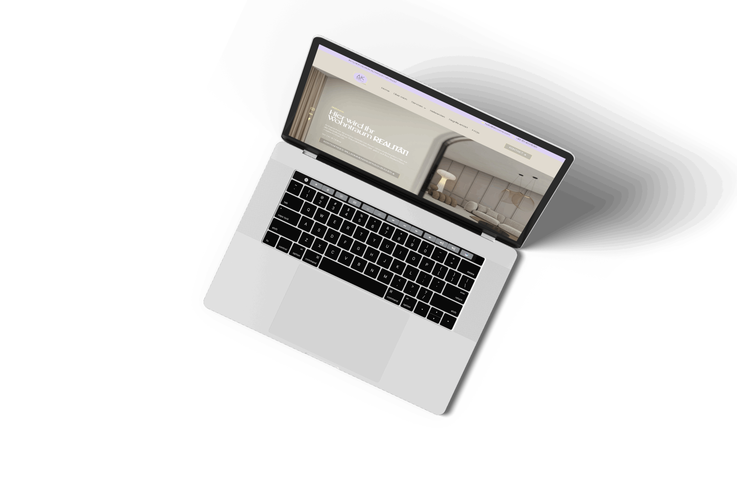 Laptop mit geöffneter Webseite auf Bildschirm